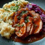 Aromatyczne plastry pierś z indyka w sosie z domowym puree ziemniaczanym